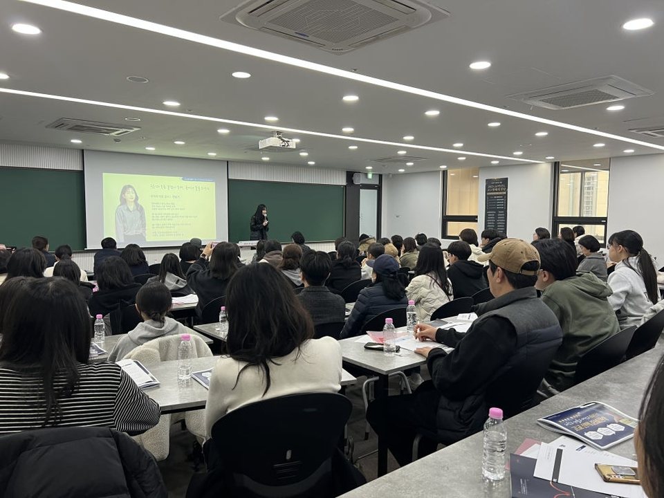 뒤쪽에서 본 설명회 강의실. 자리가 가득 차 있습니다